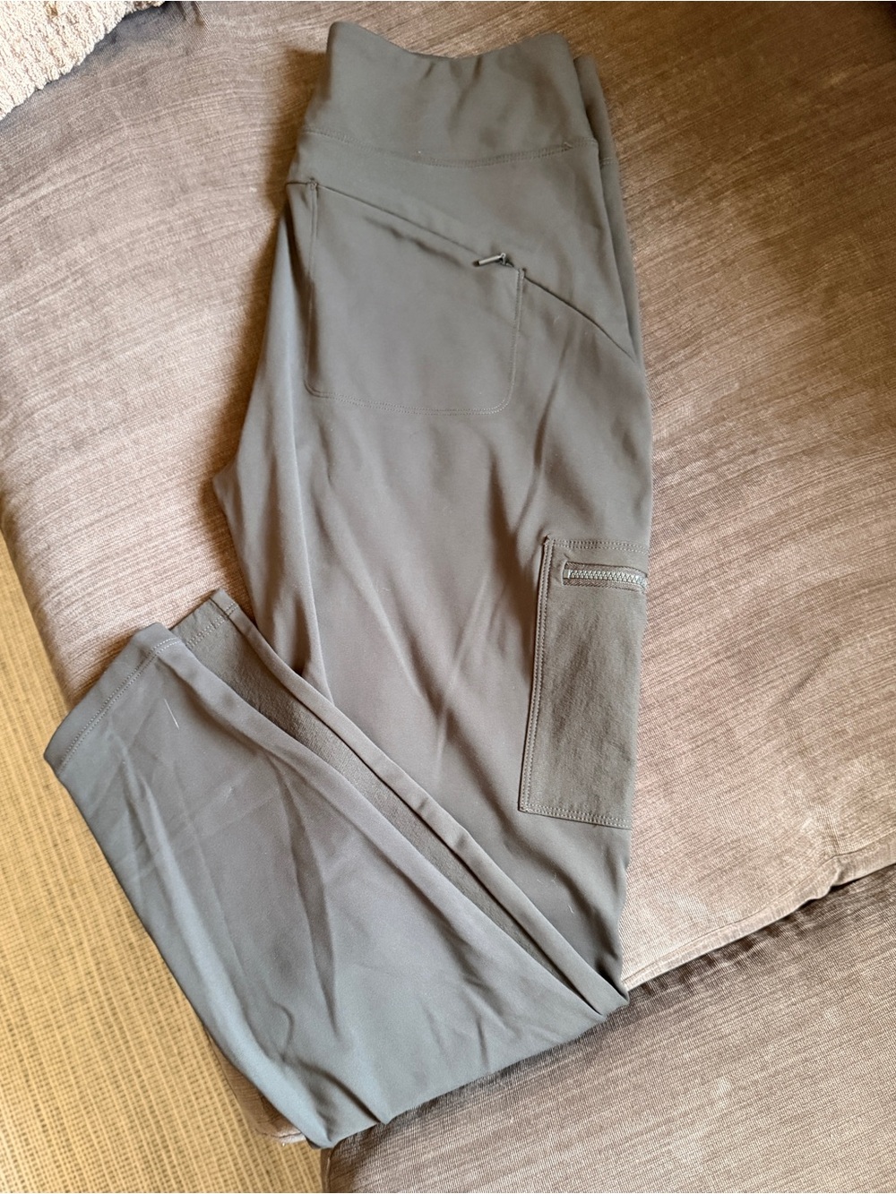 Athleta Headlands Hybrid Cargo Leggings - Sz 10 - Aspen Olive - Picture 3 of 10